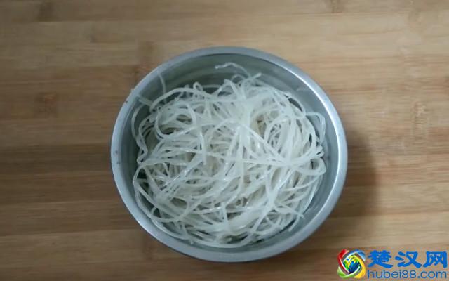 正宗的酸辣粉做法，自己在家就能做，酸辣开胃，一学就会！