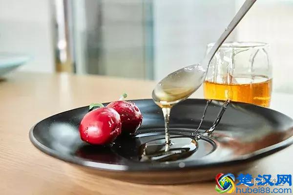 蜂蜜真有这么多养生功效吗 食用时要注意些什么