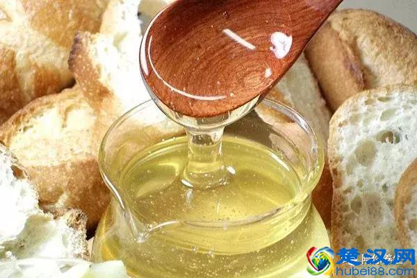 蜂蜜真有这么多养生功效吗 食用时要注意些什么