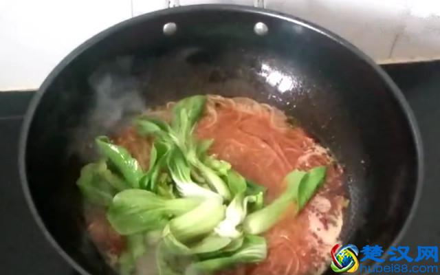 正宗的酸辣粉做法，自己在家就能做，酸辣开胃，一学就会！