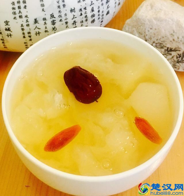 银耳汤怎么样做简单又好喝？银耳雪梨羹的家常做法