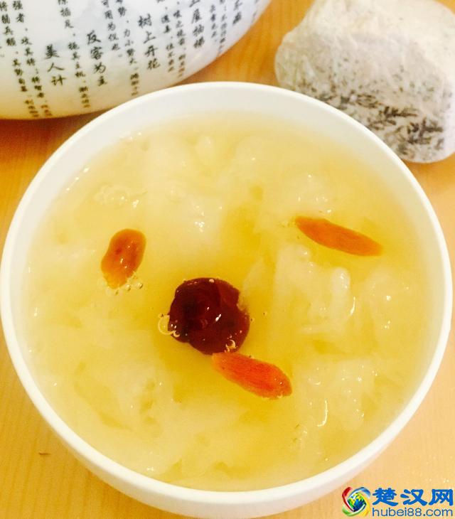 银耳汤怎么样做简单又好喝？银耳雪梨羹的家常做法