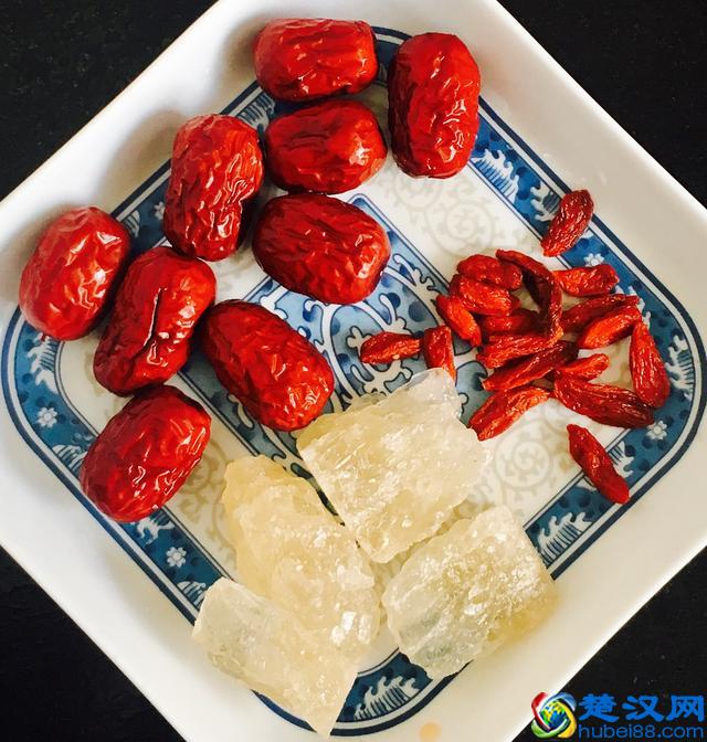 银耳汤怎么样做简单又好喝？银耳雪梨羹的家常做法