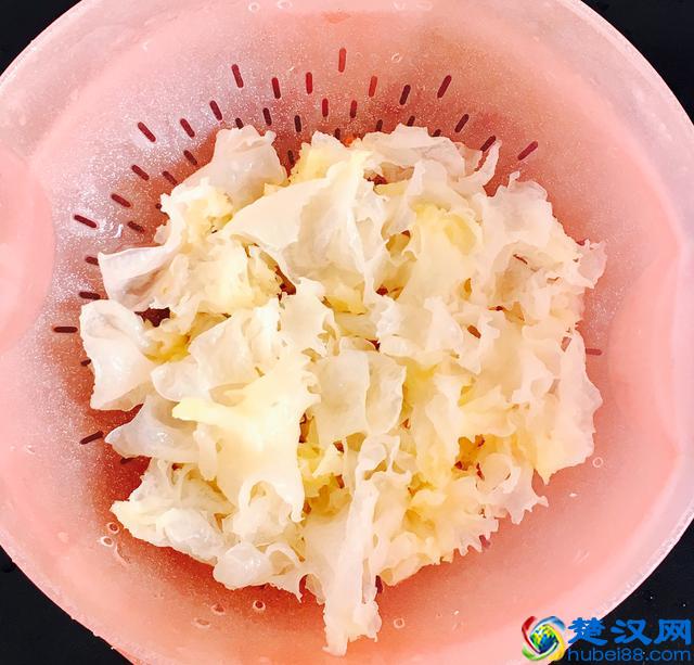 银耳汤怎么样做简单又好喝？银耳雪梨羹的家常做法