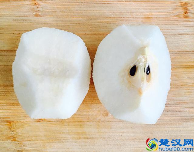 银耳汤怎么样做简单又好喝？银耳雪梨羹的家常做法