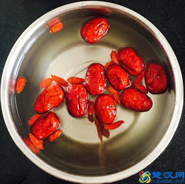 银耳汤怎么样做简单又好喝？银耳雪梨羹的家常做法