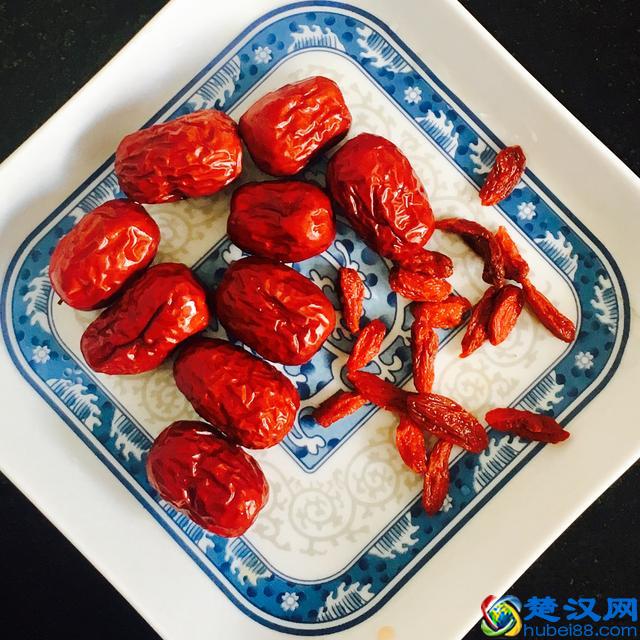 银耳汤怎么样做简单又好喝？银耳雪梨羹的家常做法