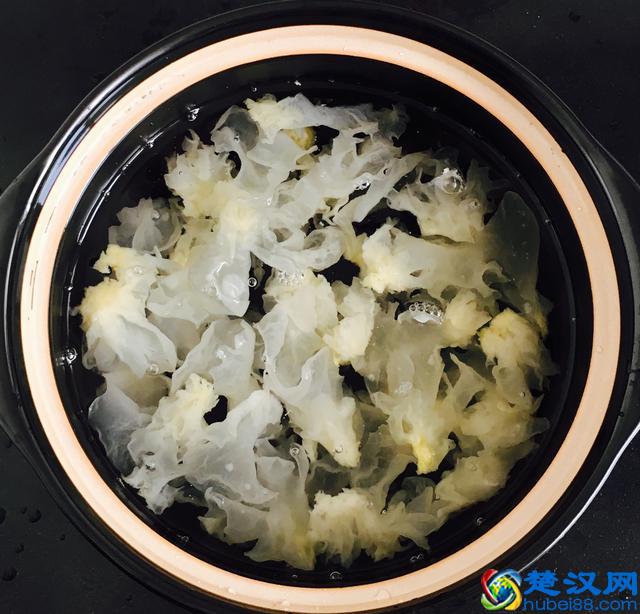 银耳汤怎么样做简单又好喝？银耳雪梨羹的家常做法