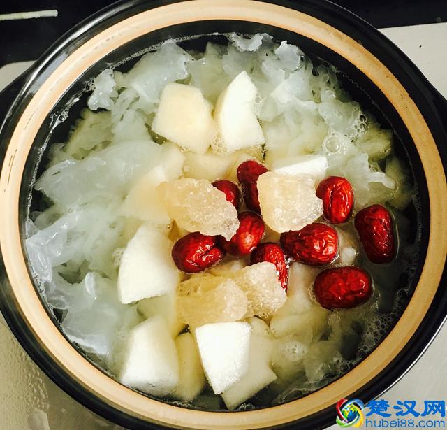 银耳汤怎么样做简单又好喝？银耳雪梨羹的家常做法