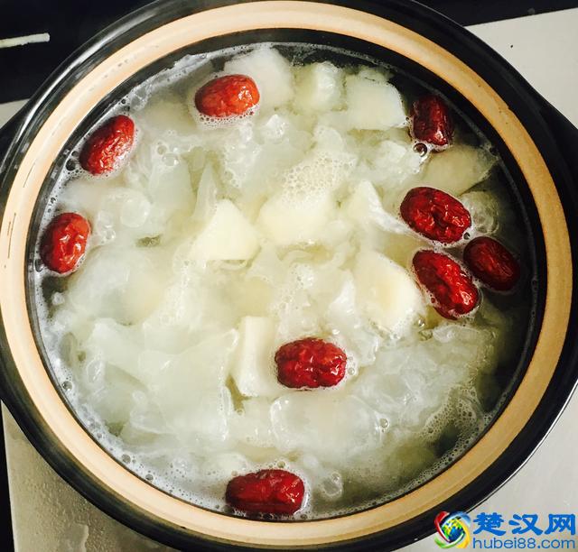 银耳汤怎么样做简单又好喝？银耳雪梨羹的家常做法