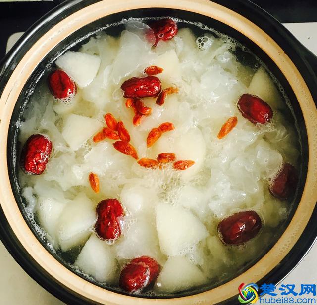 银耳汤怎么样做简单又好喝？银耳雪梨羹的家常做法