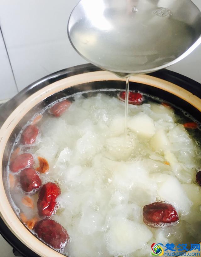 银耳汤怎么样做简单又好喝？银耳雪梨羹的家常做法