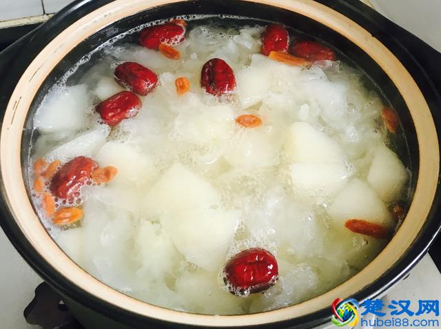 银耳汤怎么样做简单又好喝？银耳雪梨羹的家常做法