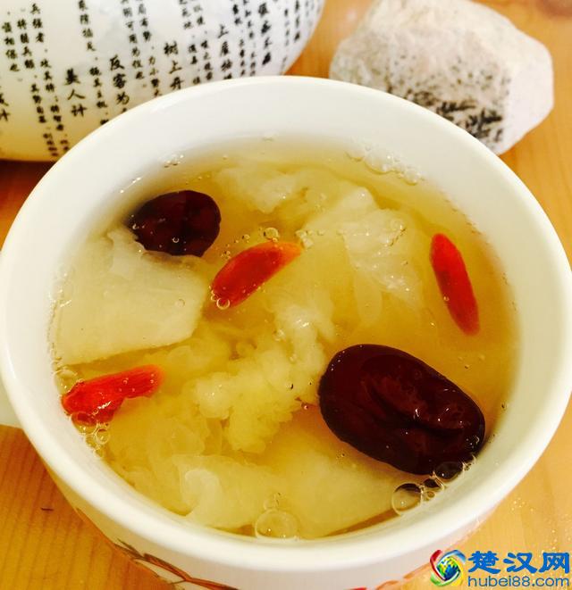 银耳汤怎么样做简单又好喝？银耳雪梨羹的家常做法