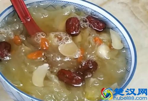 教你一款简单的银耳红枣汤，每天喝上一碗，保证你满脸胶原蛋白