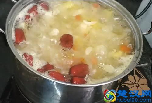 教你一款简单的银耳红枣汤，每天喝上一碗，保证你满脸胶原蛋白