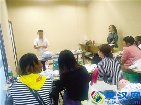 金牌月嫂最高月薪3万元，重庆“月嫂先生”想要“入户”却很难