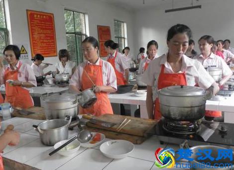 男人成立月嫂公司，加盟店连开40家，成为全国月嫂行业标杆