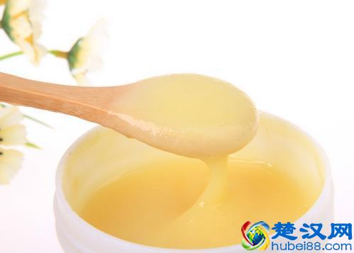 营养价值远高于蜂蜜蜂胶 蜜蜂精华蜂王浆的功效作用