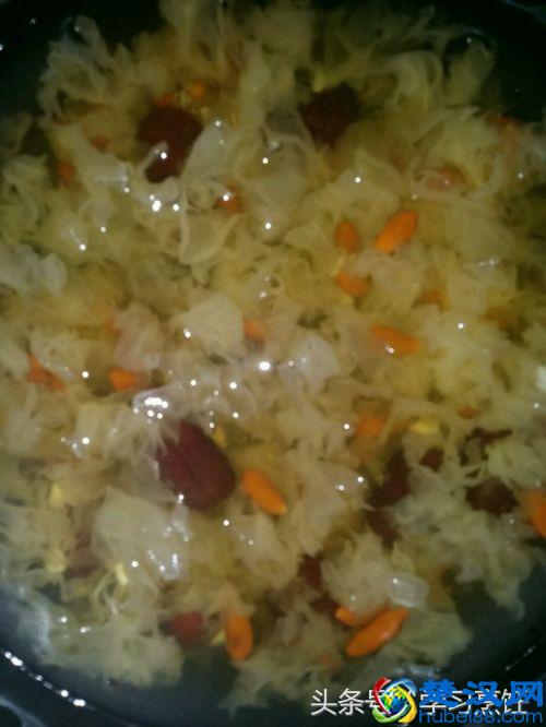 银耳百合红枣汤：常喝的人，气色都很好，不过这美食也有“禁忌”