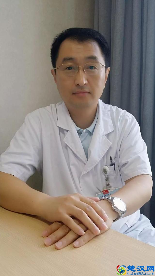 “得了灰指甲，一个传染俩”？别害怕！最正规的治疗指南来了