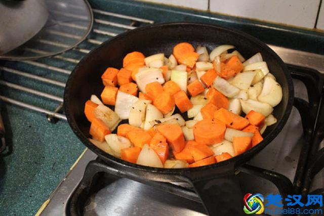 炖牛肉只要一点技巧，炖出来的牛肉又嫩又入味，比饭店还好吃！