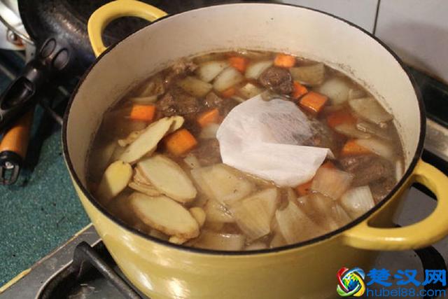 炖牛肉只要一点技巧，炖出来的牛肉又嫩又入味，比饭店还好吃！