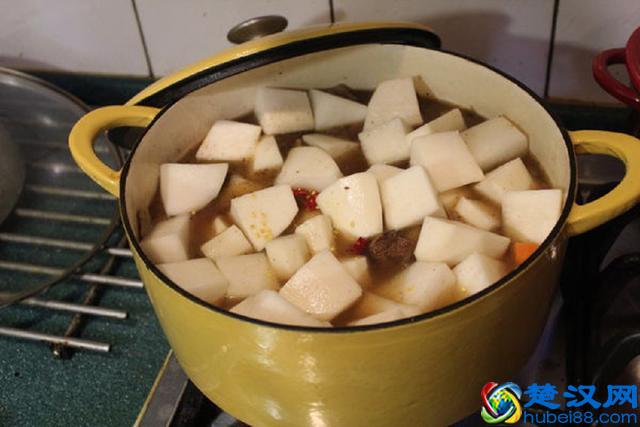 炖牛肉只要一点技巧，炖出来的牛肉又嫩又入味，比饭店还好吃！