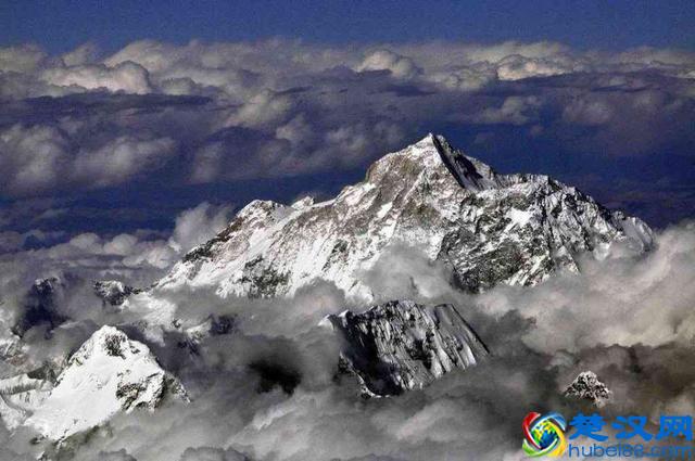 珠穆朗玛峰高达8844米，但这并非它的巅峰，因为它曾超过12000米