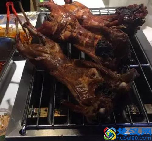 重庆兔子顿顿干辣椒当开胃菜，网友：炒尖椒兔不用放尖椒了