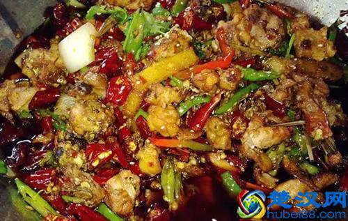 重庆兔子顿顿干辣椒当开胃菜，网友：炒尖椒兔不用放尖椒了