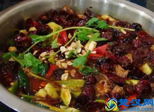 重庆兔子顿顿干辣椒当开胃菜，网友：炒尖椒兔不用放尖椒了