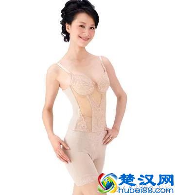 39岁“婷美”广告女神近照大曝光，网友：第四张好像发现了什么！