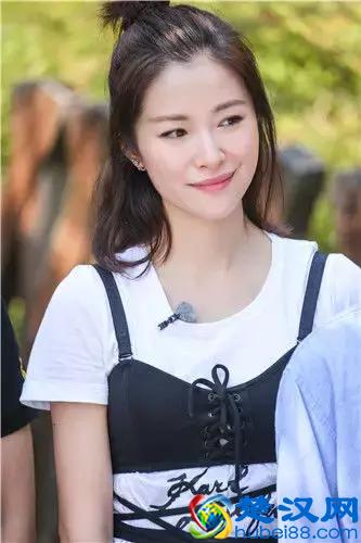 今年流行内衣外穿，你敢穿吗？