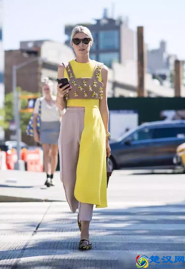 今年流行内衣外穿，你敢穿吗？