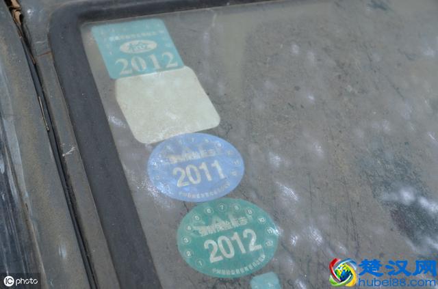 汽车前挡风玻璃上的年检标志抠不掉？三招教你巧除年检标&不干胶