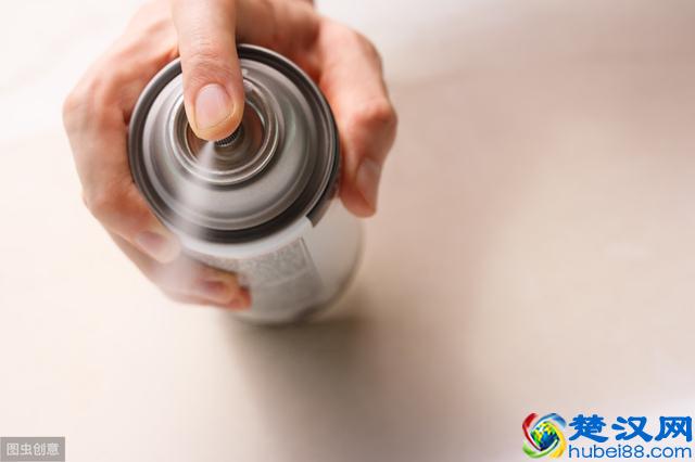 汽车前挡风玻璃上的年检标志抠不掉？三招教你巧除年检标&不干胶