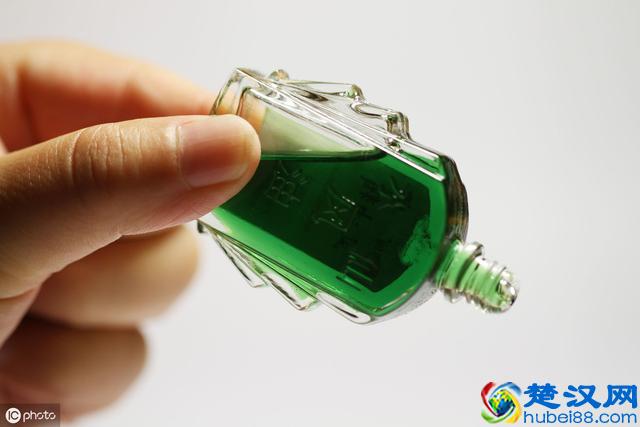 汽车前挡风玻璃上的年检标志抠不掉？三招教你巧除年检标&不干胶