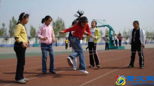 跳皮筋的动作，是怎么做到全国统一的？