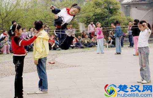 跳皮筋的动作，是怎么做到全国统一的？