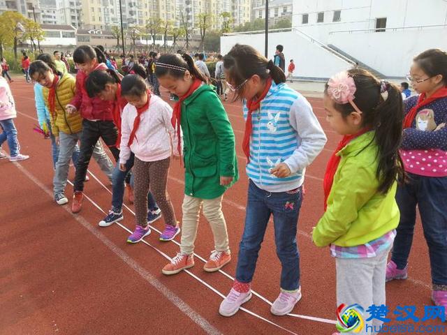 跳皮筋的动作，是怎么做到全国统一的？