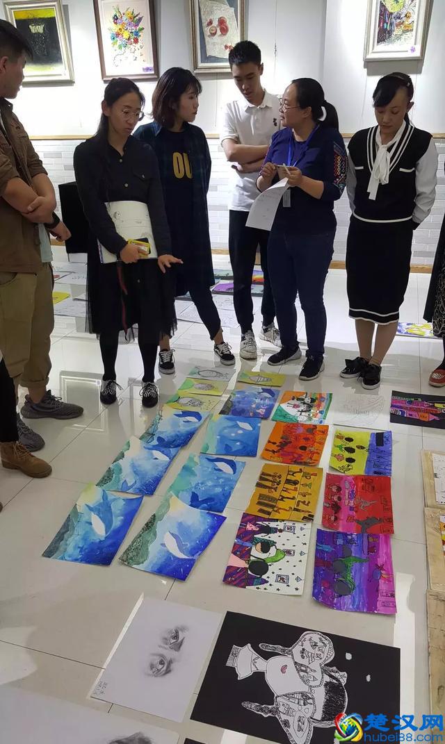 美术教师分析学生作品，提升教学质量