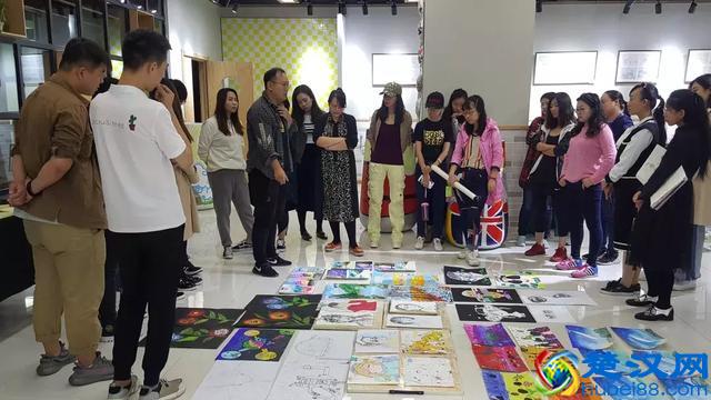 美术教师分析学生作品，提升教学质量