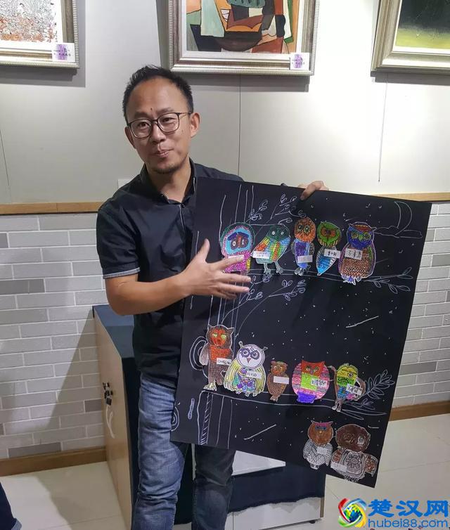 美术教师分析学生作品，提升教学质量