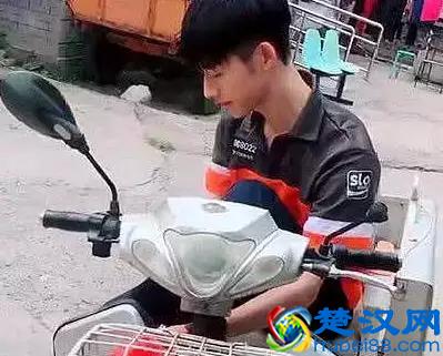 最帅“快递小哥”走红，抬头的那一刻帅到了？