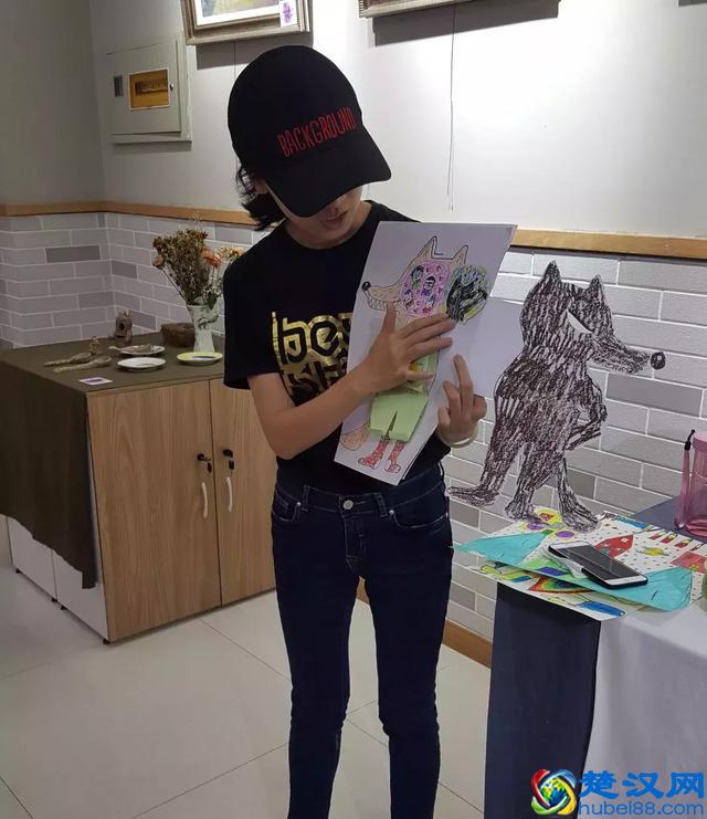 美术教师分析学生作品，提升教学质量