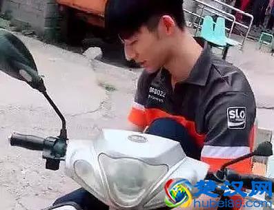 最帅“快递小哥”走红，抬头的那一刻帅到了？