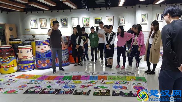 美术教师分析学生作品，提升教学质量