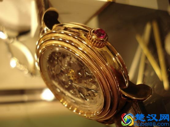 科普|陀飞轮、万年历、三问到底是什么？