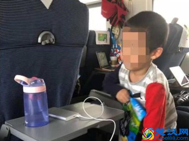 8岁熊孩子“惊现”高铁，家长：他还是个孩子，6岁萌娃霸气回怼